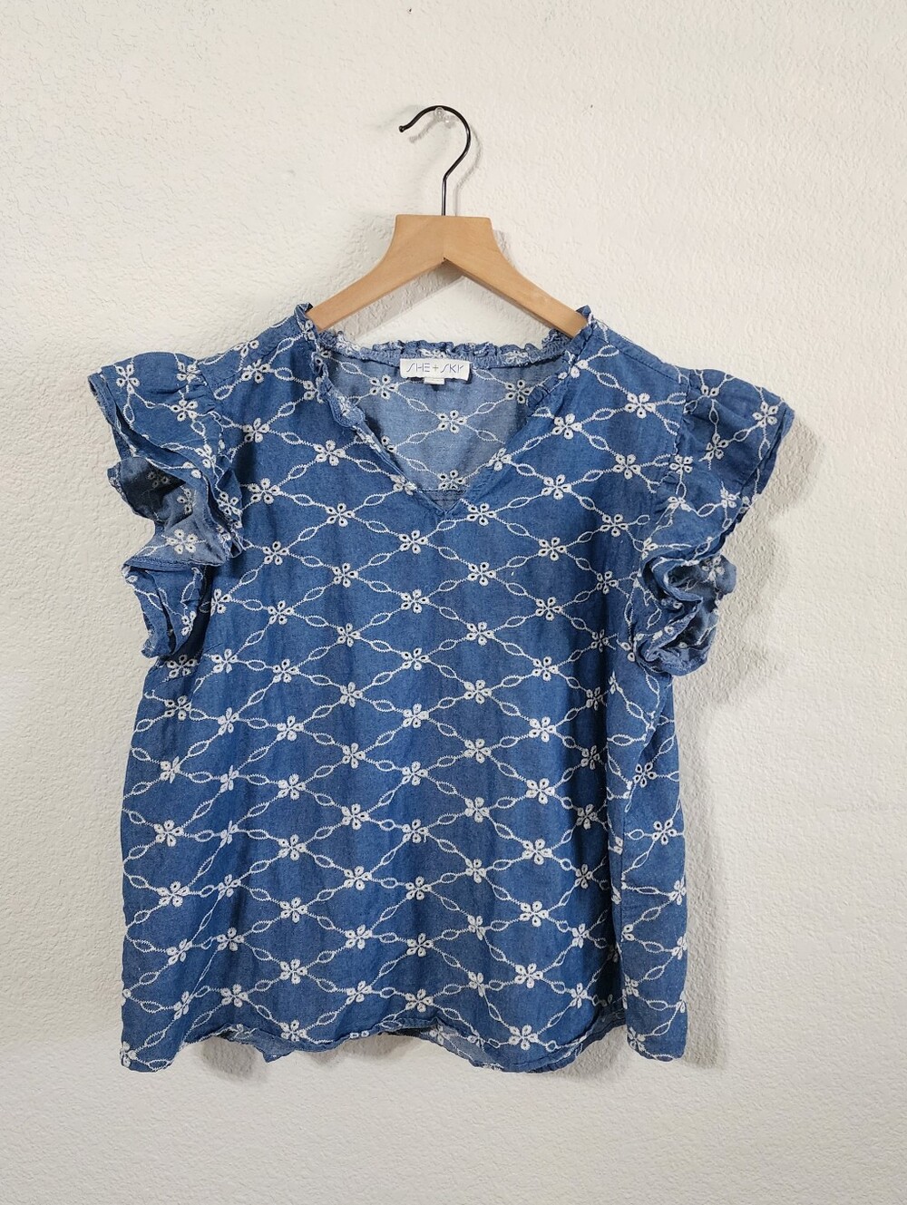 She+Sky Blue Eyelet Embroidery Pullover Casual Top Size Large